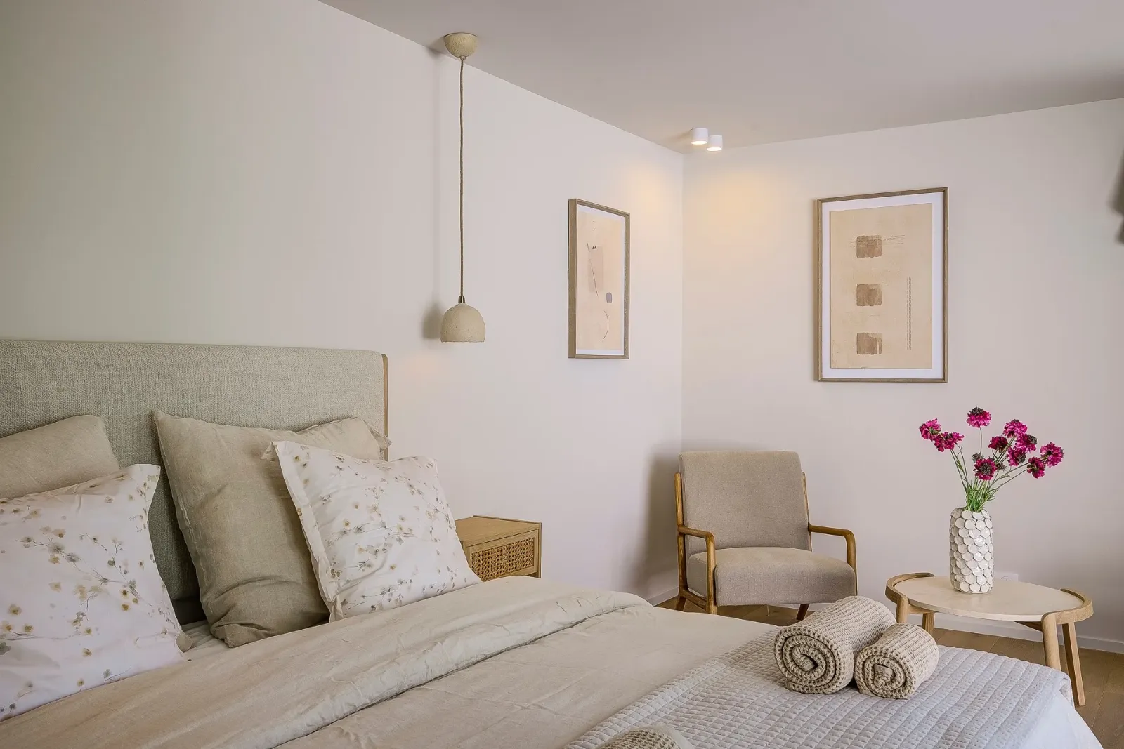 Chambre d’une adresse Belle, linge en coton et lumière douce