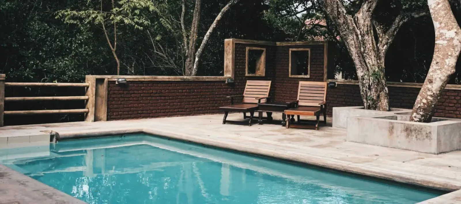 Piscine et terrasse en arrière-saison